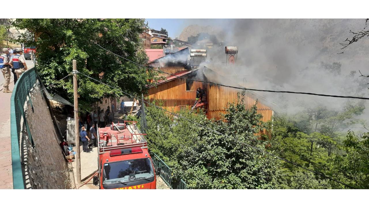 Erzincan'da Ahşap Evde Çıkan Yangın, 4 Eve Daha Sıçradı