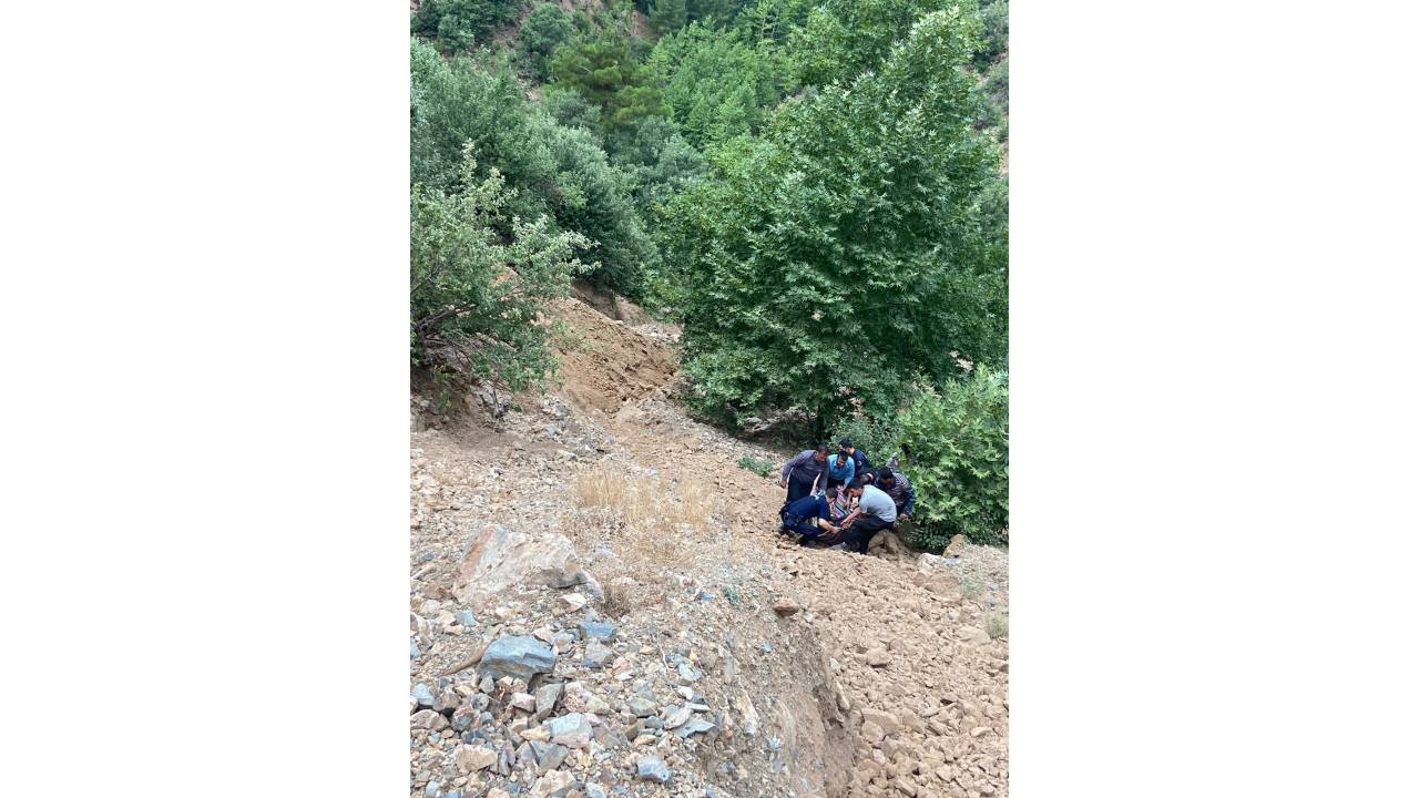 Feke’de Otomobil Uçuruma Düştü: 2 Yaralı