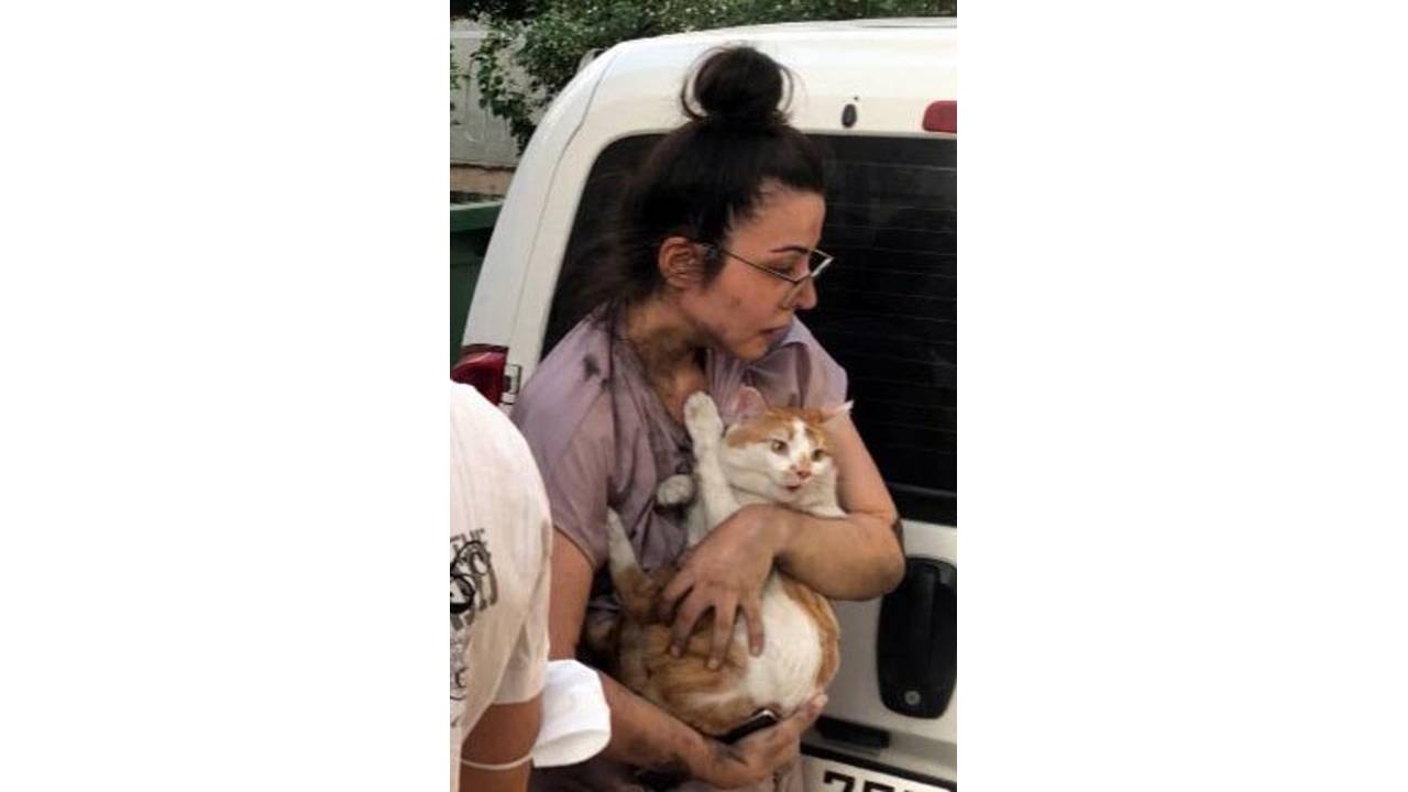 Yangında Alevler Arasında Kalan Yatalak Hasta İle Kediyi İtfaiye Kurtardı