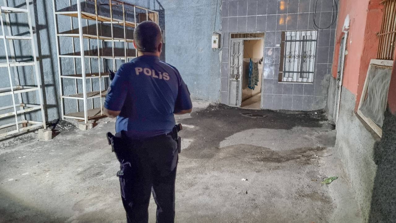 Evinin Önünde Tabancayla Vurulurak Yaralandı