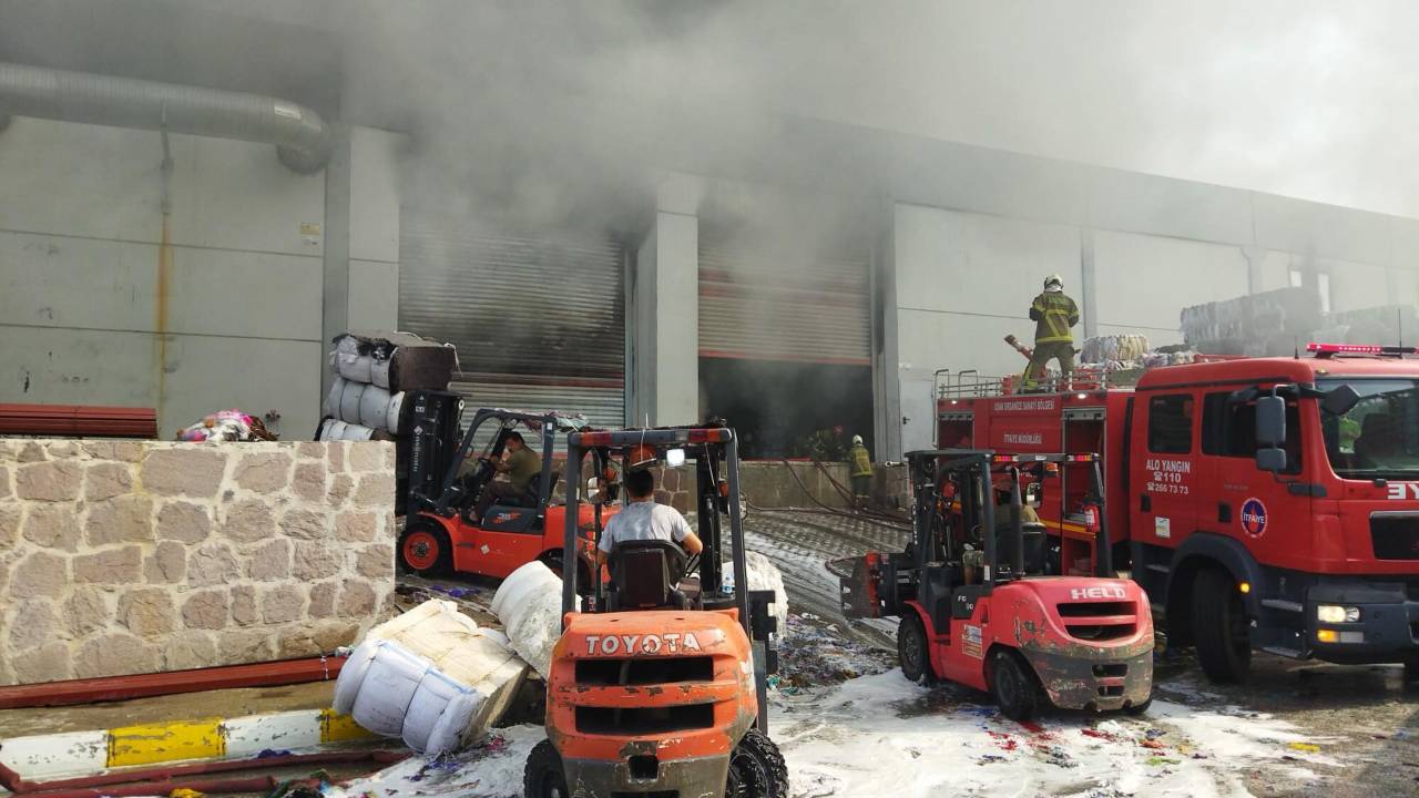 Uşak'ta İplik Fabrikasında Yangın