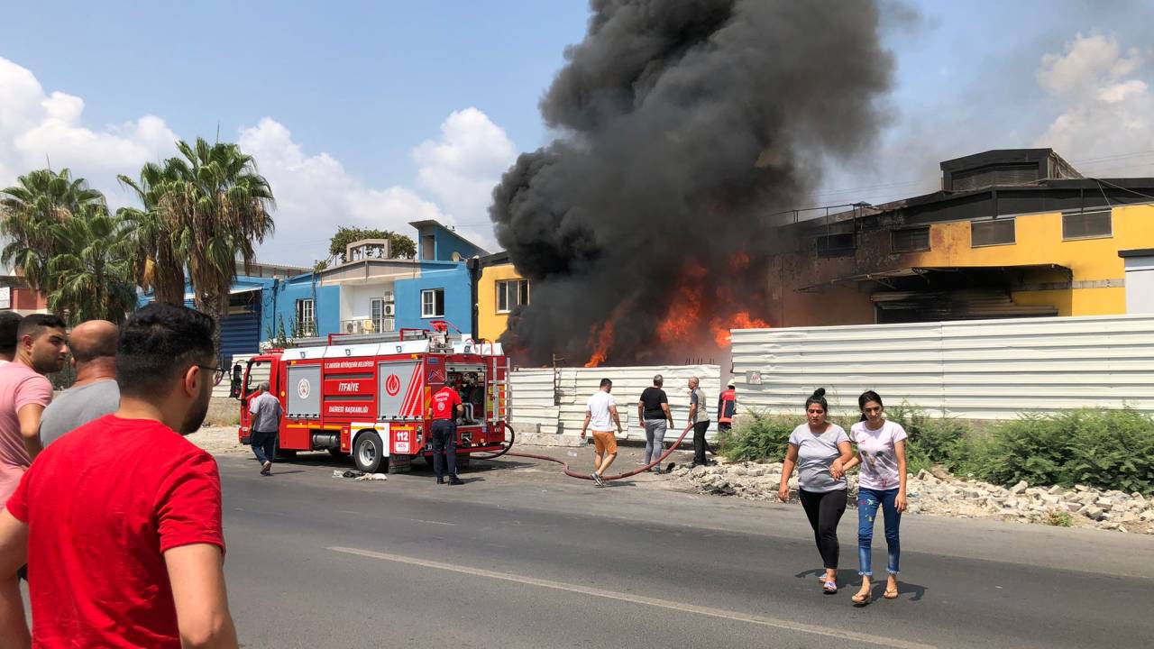 Tarsus'ta, Geri Dönüşüm Tesisinde Yangın (1)