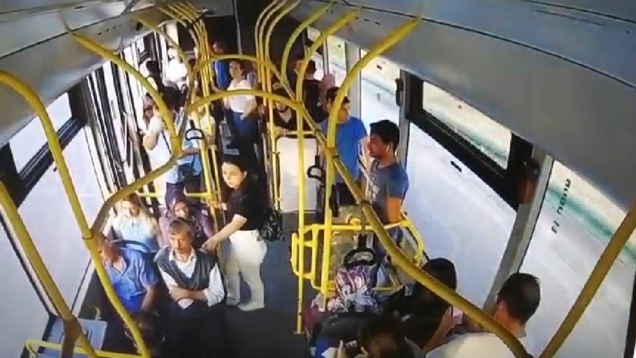 Belediye Otobüsü, Arızalanan Kamyonete Çarptı: 2'si Ağır, 21 Yaralı (3)