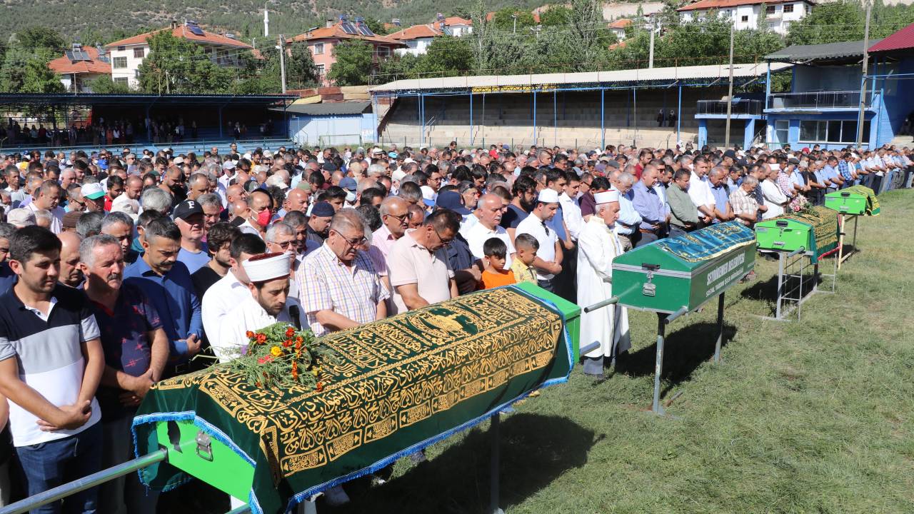 Muğla'da 'hatalı Sollama' Kazası; Eski Belediye Başkanları Dahil 5 Ölü, 2 Yaralı (2)