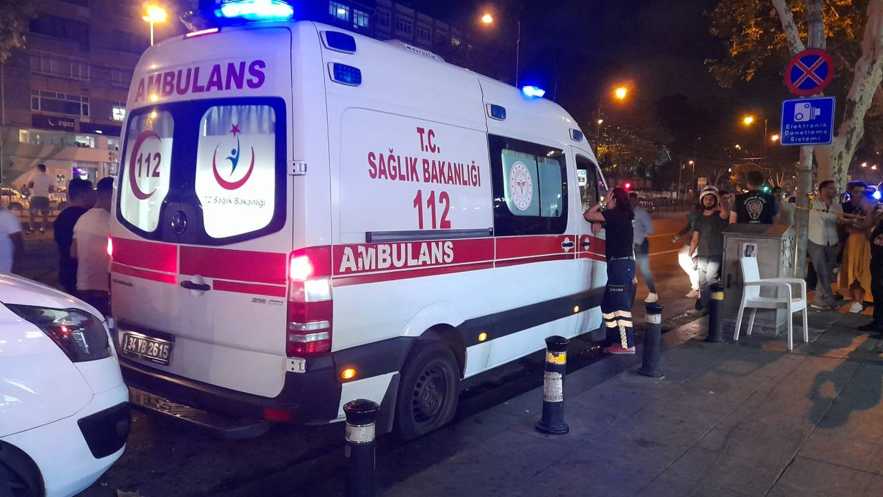 (geniş Haber)fatih'te 5 Katlı Binanın Çatı Katı Alev Alev Yandı