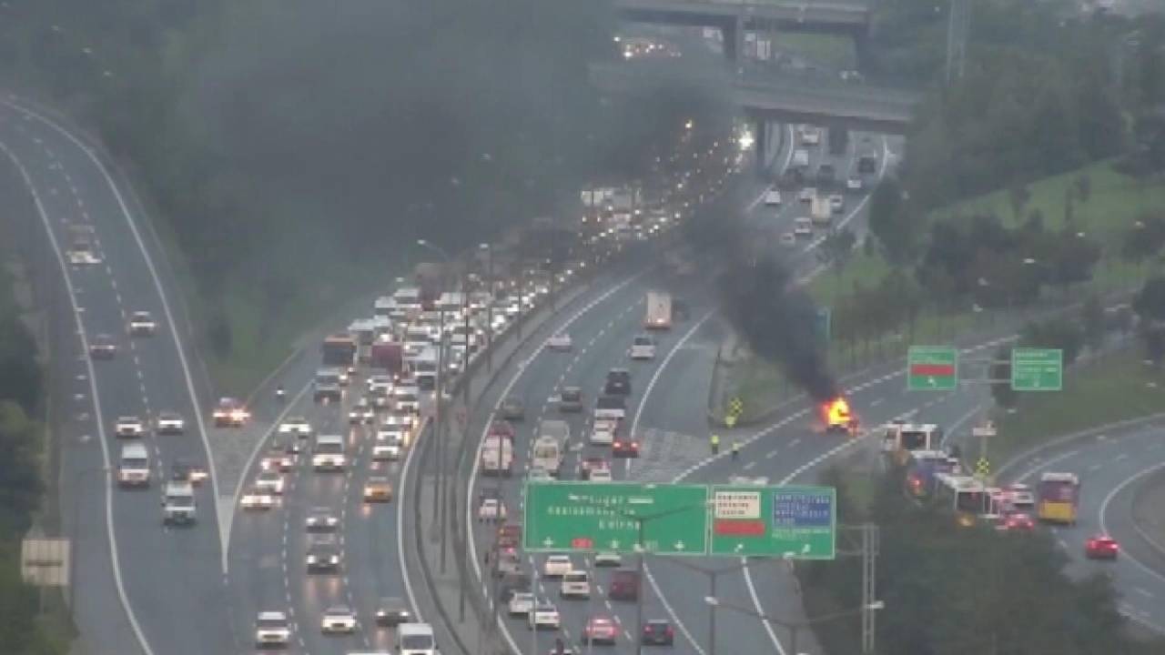 Kağıthane'de Minibüsün Çarptığı Otomobil Alev Aldı: 1 Yaralı