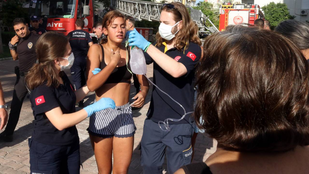 Antalya’daki Yangında Tuğsem İle 2 Kedisi Sepetli Merdivenle Kurtarıldı