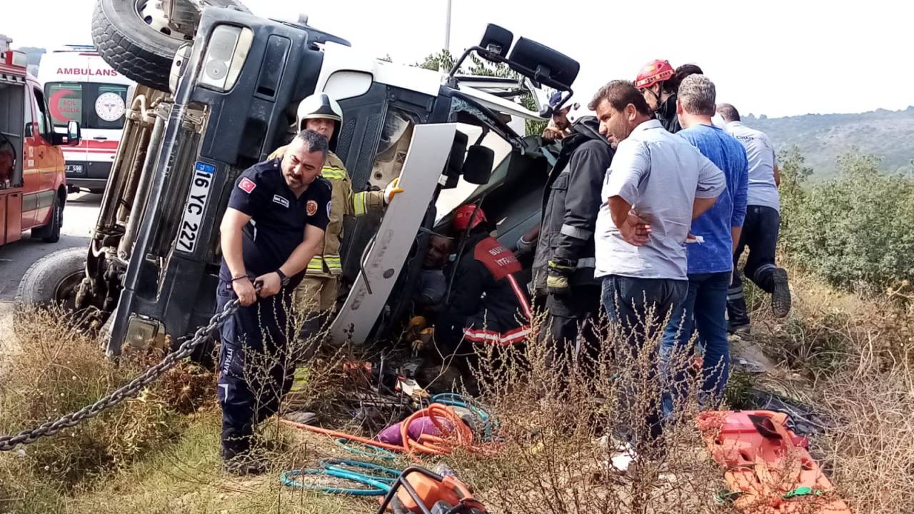 Devrilen Beton Mikserinde Sürücü Sıkışırken, Çıkan Yangını Çevredekiler Söndürdü