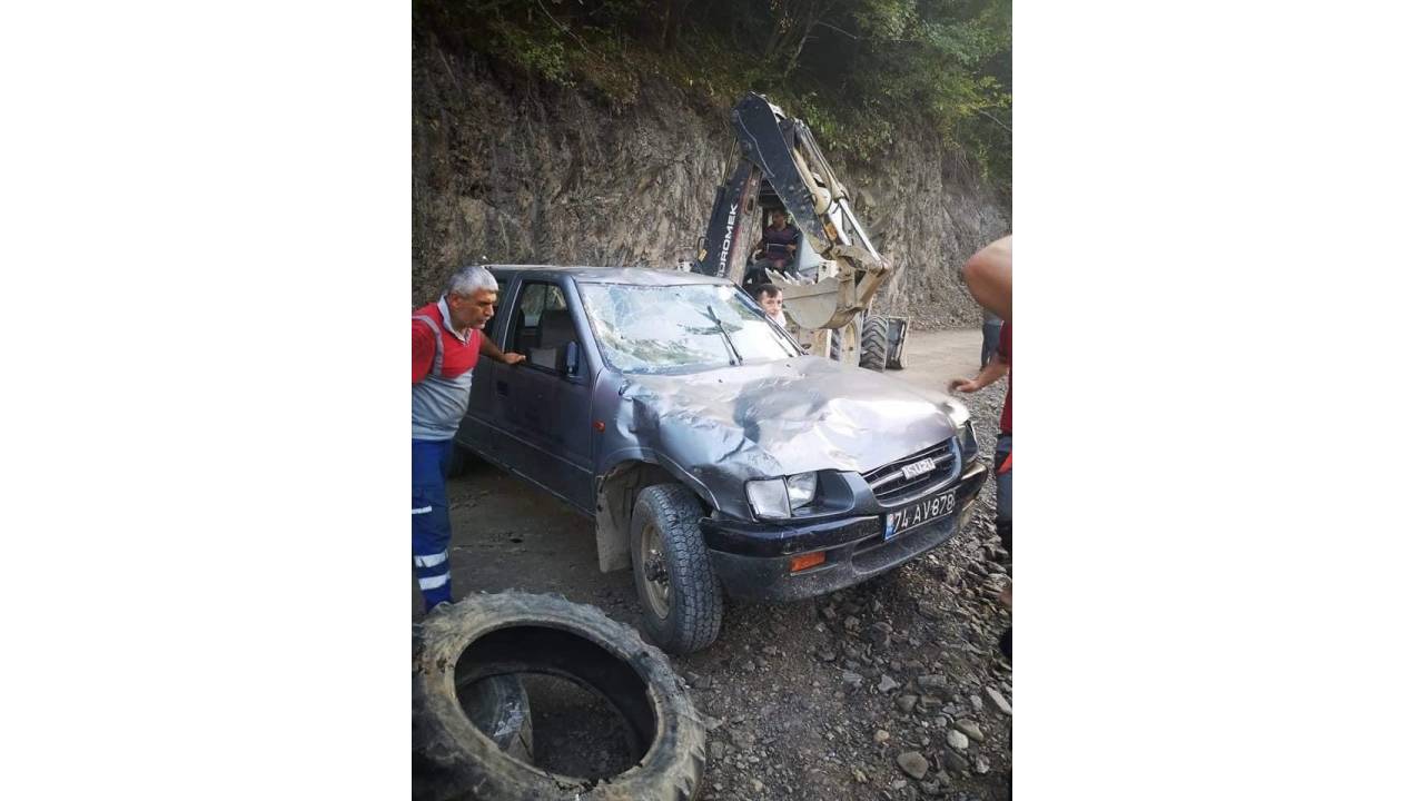 Bartın'da Orman İşletme Şefliğine Ait Kamyonet Devrildi: 3 Yaralı