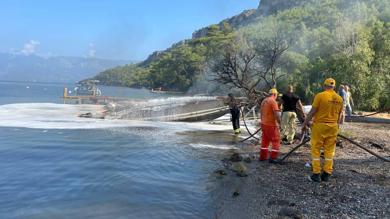 Marmaris'te Sürat Teknesi Alev Alev Yandı