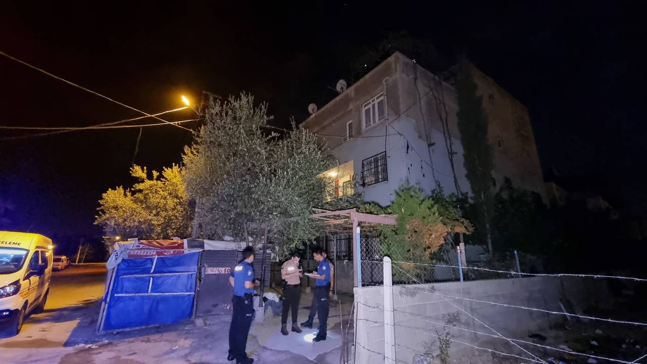 Adana'da Binanın 3'üncü Katından Düşerek Ağır Yaralandı