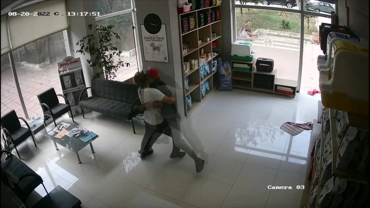 Veteriner Kliniği Birbirine Katan 3 Arkadaşın Silahlı Kavgası Kamerada