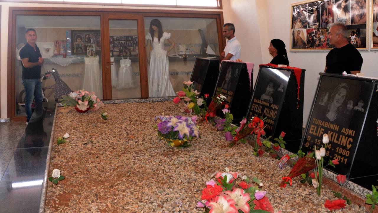 11 Yıl Önce Ölen Eşi Ve 3 Çocuğunun Mezarlarını Müzeye Çevirdi