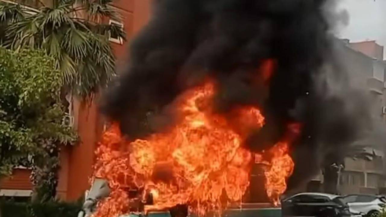 Seyir Halindeki Yolcu Minibüsü, Alev Alev Aldı