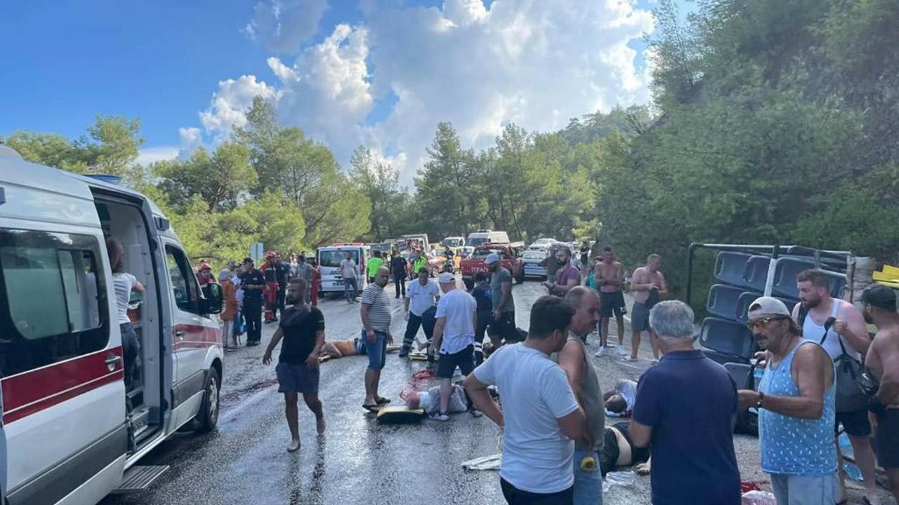 Turistleri Taşıyan Safari Aracı Cip Devrildi; 5 Ölü, 4 Yaralı (1)