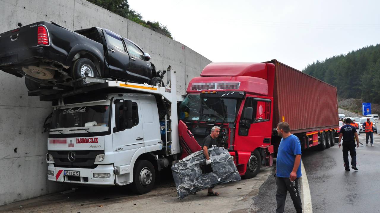 Manisa'da 7 Araç Birbirine Girdi; 2'si Çocuk 5 Yaralı