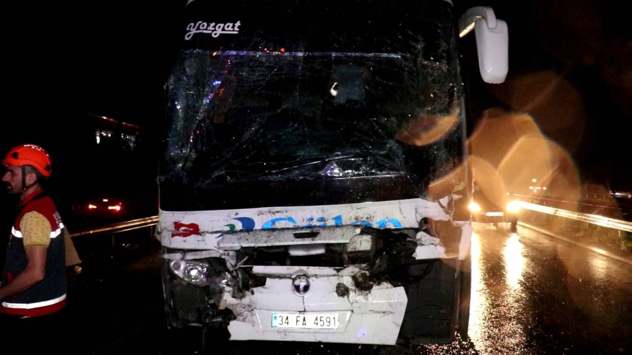 Otobüs, Tır’a Çarptı: 25 Yaralı