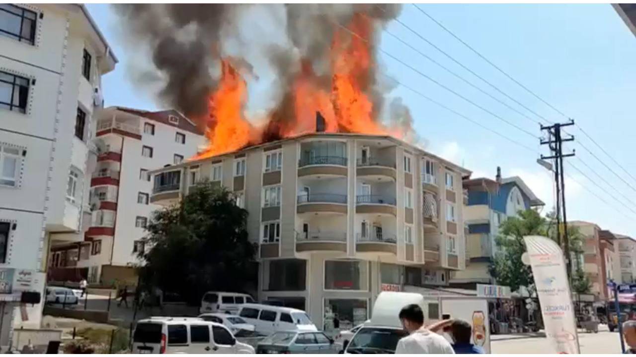 Ankara'da Bina Çatısı, Alev Alev Yandı