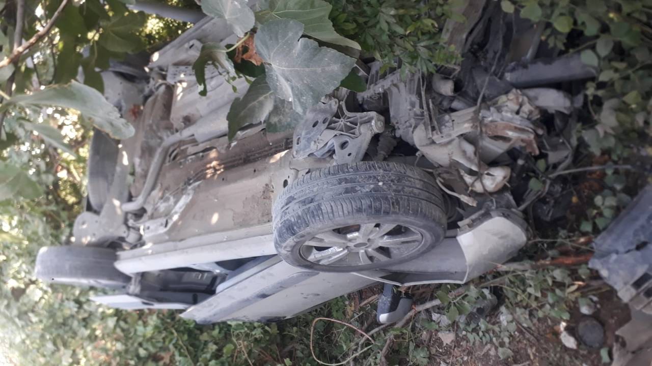 Nusaybin’de Otomobil Bahçe Duvarını Yıkarak 2 Metreden Düştü: 4 Yaralı