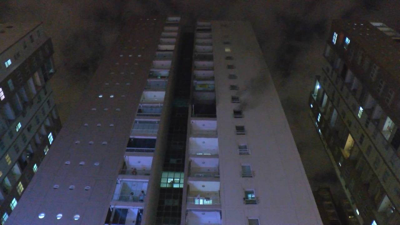 Bursa'da 23 Katlı Binadaki Yangında, Evlerini Tahliye Etmeyerek Görüntü Çektiler