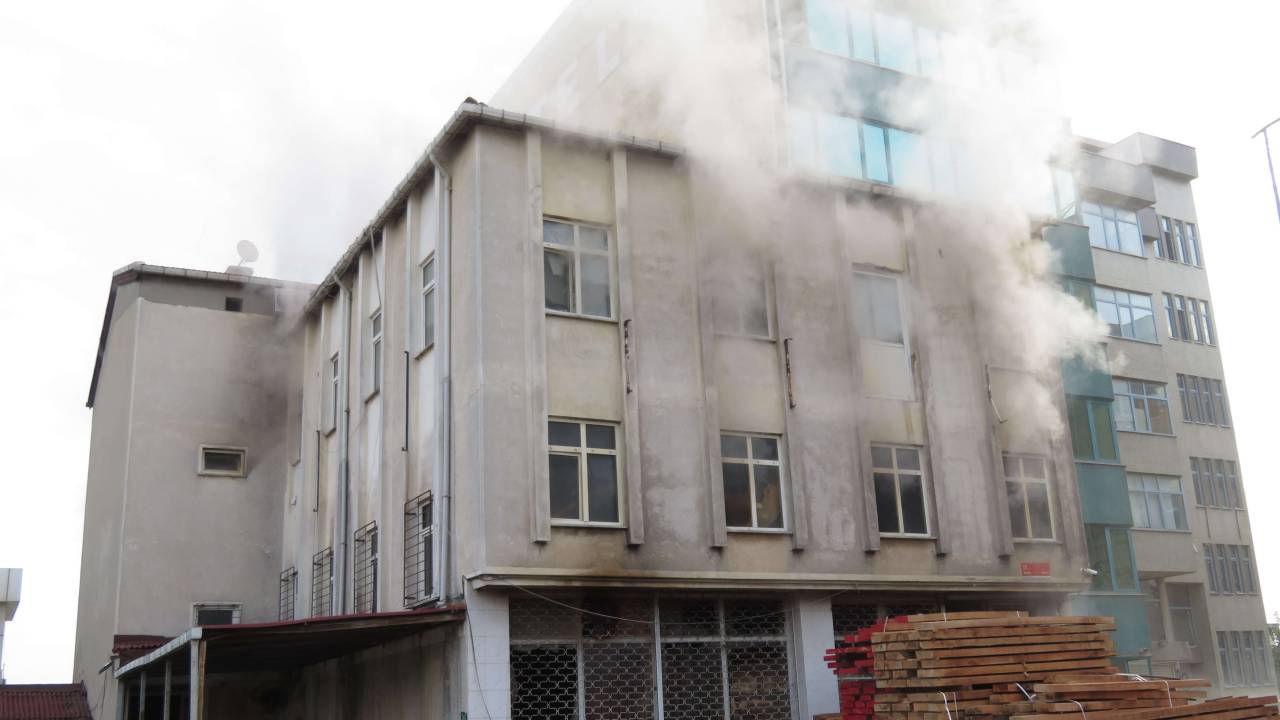Ataşehir'de Koltuk İmalathanesinde Yangın