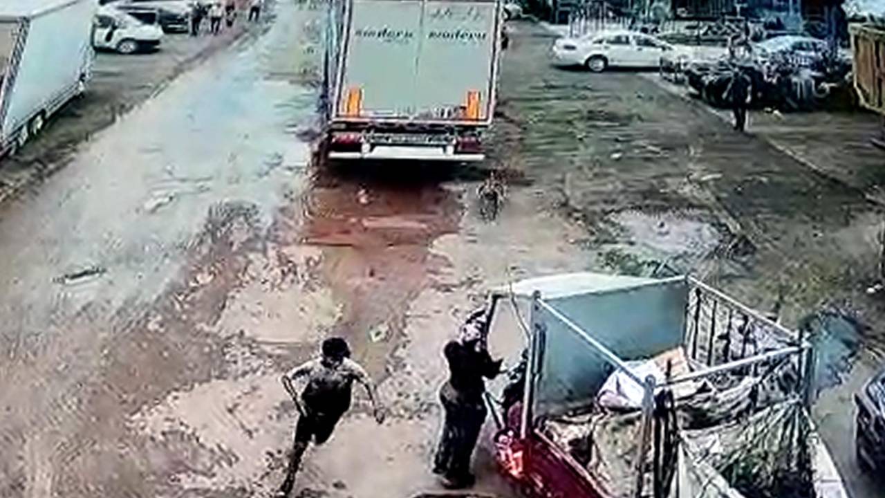 Köpekten Kaçan Çocuğa Aracın Çarptığı Kaza Kamerada