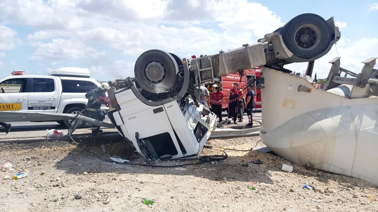 Devrilen Tır'ın Şoförü, Sıkıştığı Yerden Güçlükle Çıkarıldı