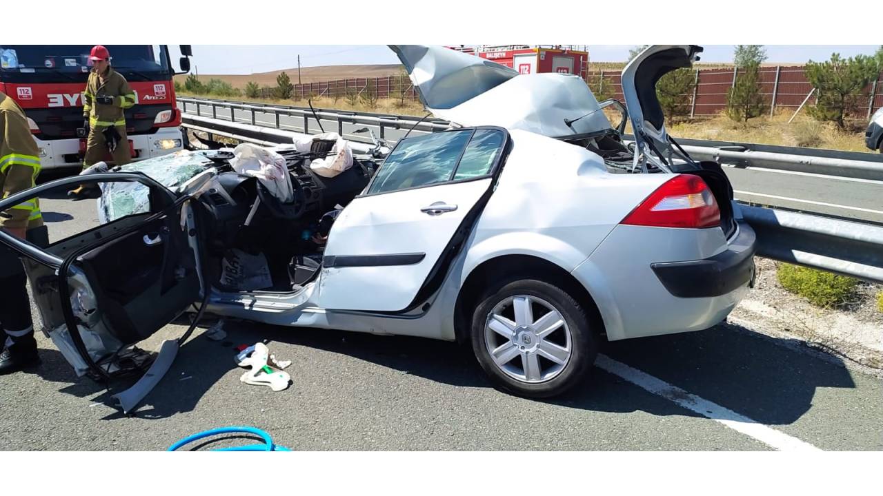 Emniyet Şeridindeki Tır'a Çarpan Otomobilde Karı Koca Öldü, Oğulları Yaralı