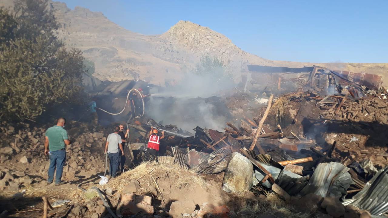 Tunceli’de Ev Ve Odunluk Yangında Kül Oldu