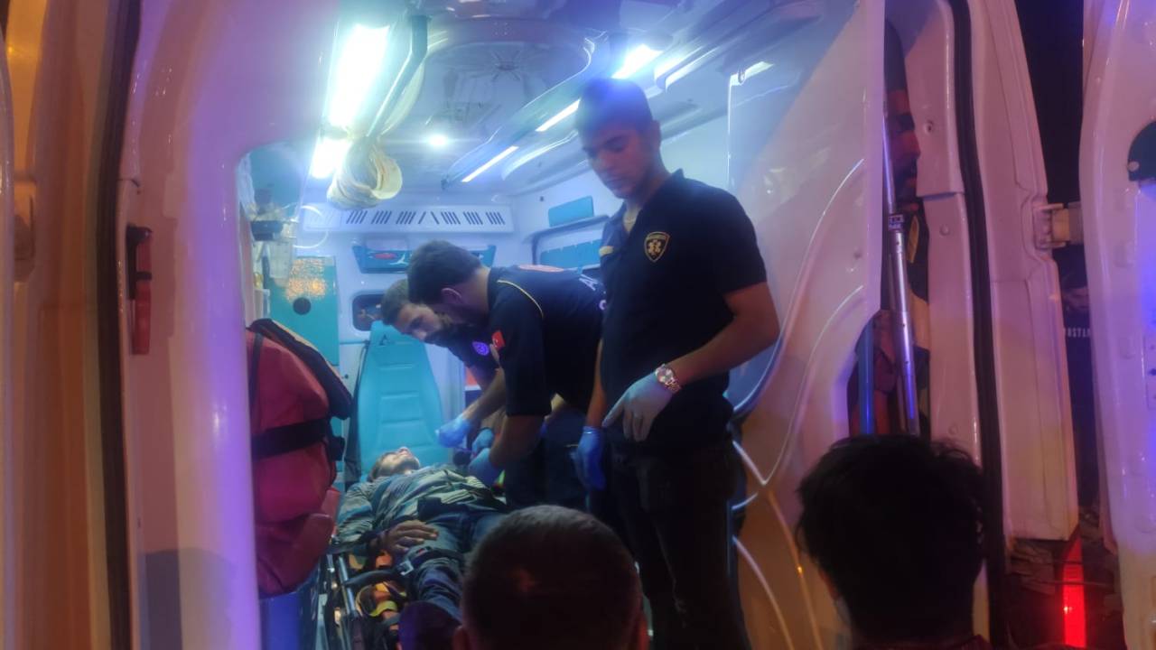 Van'da Kaçak Göçmenleri Taşıyan Minibüs, Ticari Araçla Çarpıştı; 1 Ölü, 13 Yaralı