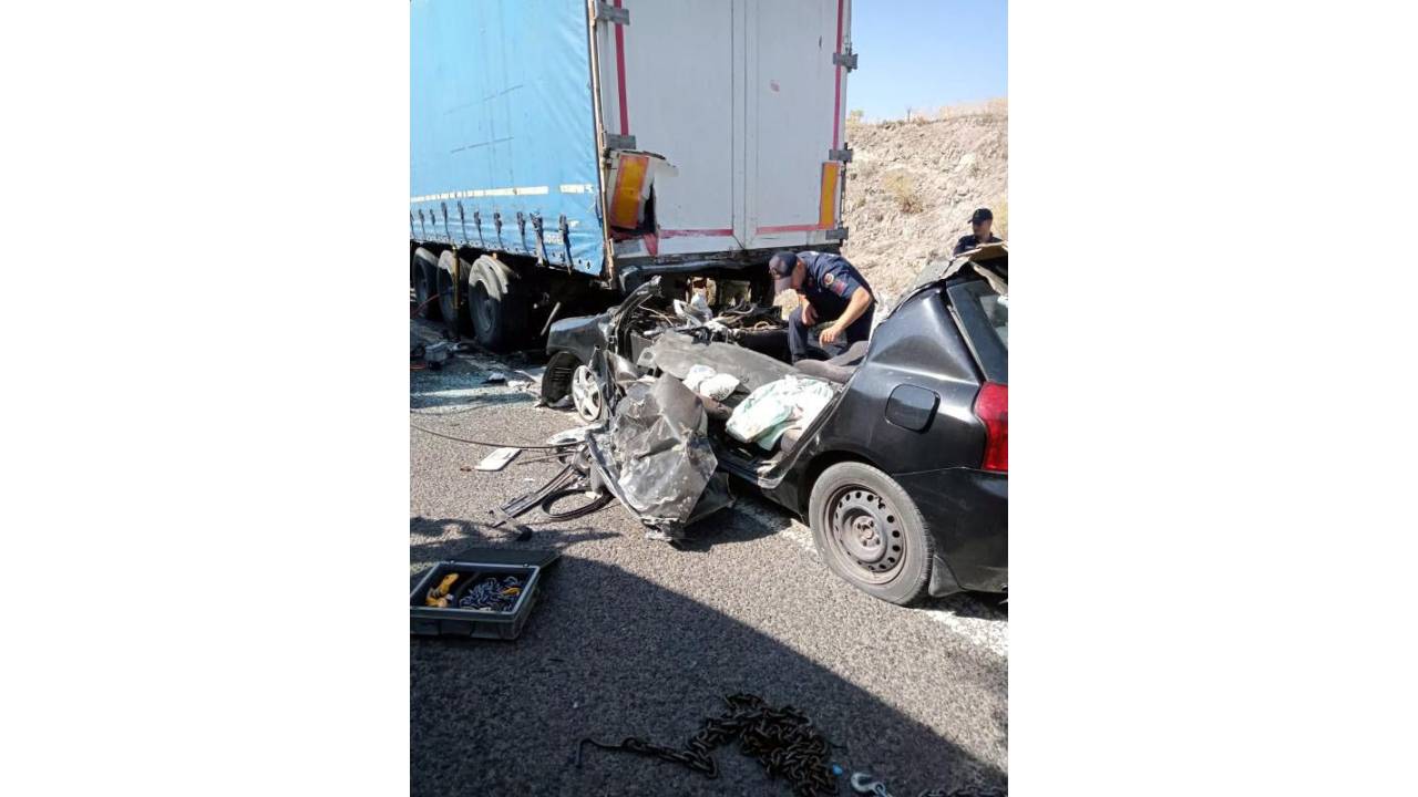 Otomobil, Emniyet Şeridindeki Tır'a Çarptı: 4 Ölü, 1 Yaralı
