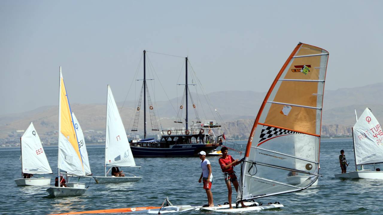 '10. Van Denizi Su Sporları Festivali' Başladı
