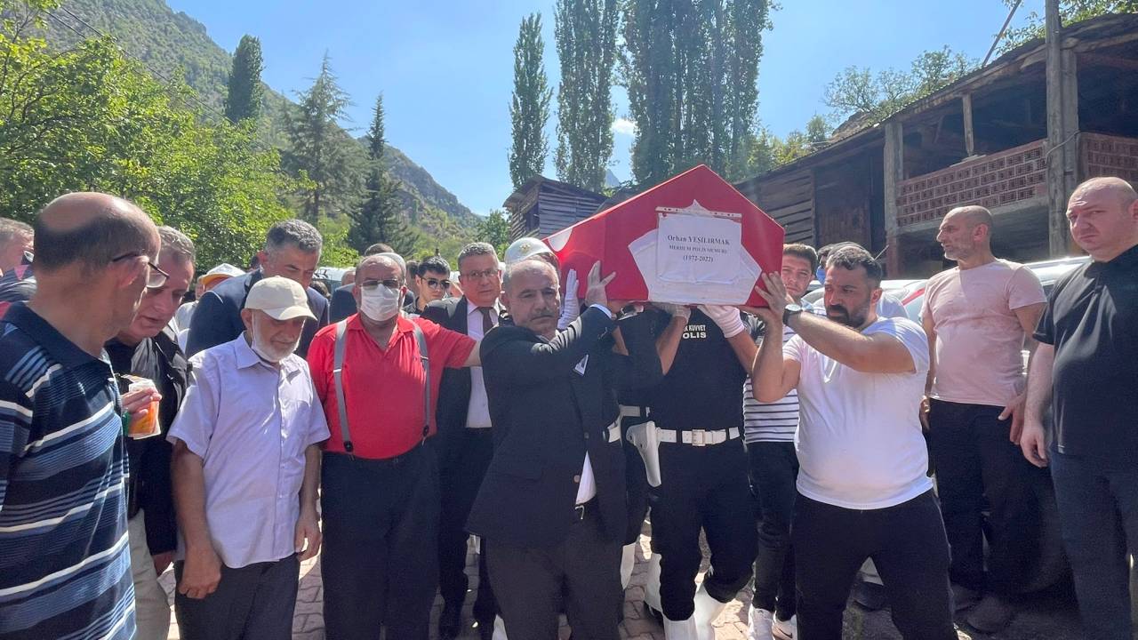 Kazada Ölen Polis Memuru Ve Eşi Toprağa Verildi