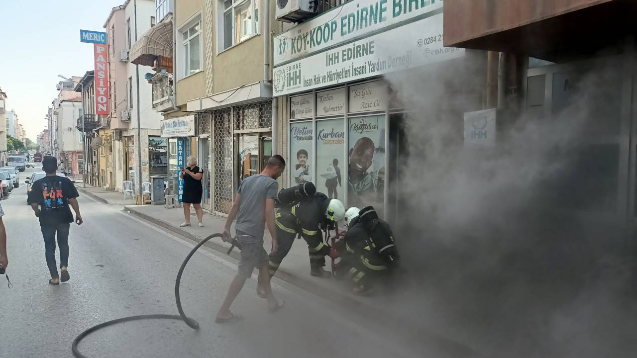 İhh Yardım Derneği Binasında Patlama Ve Ardından Yangın Çıktı