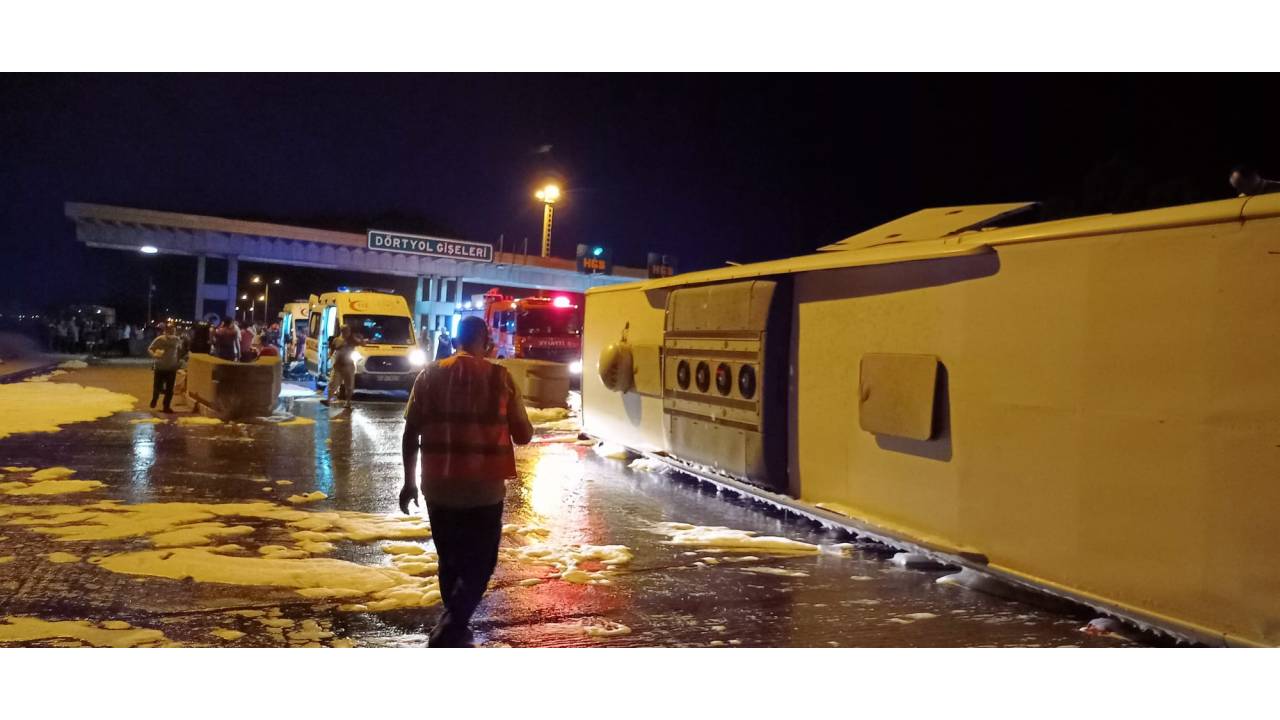 Gişelere Çarpan Yolcu Otobüsü Devrildi: 3'ü Ağır 16 Yaralı