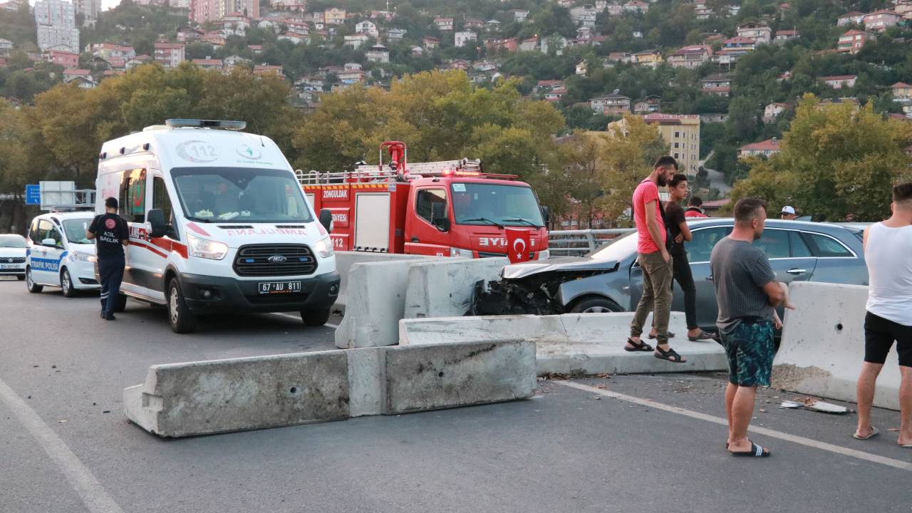 Zonguldak'ta Otomobil Beton Bariyere Çarptı: 3 Yaralı