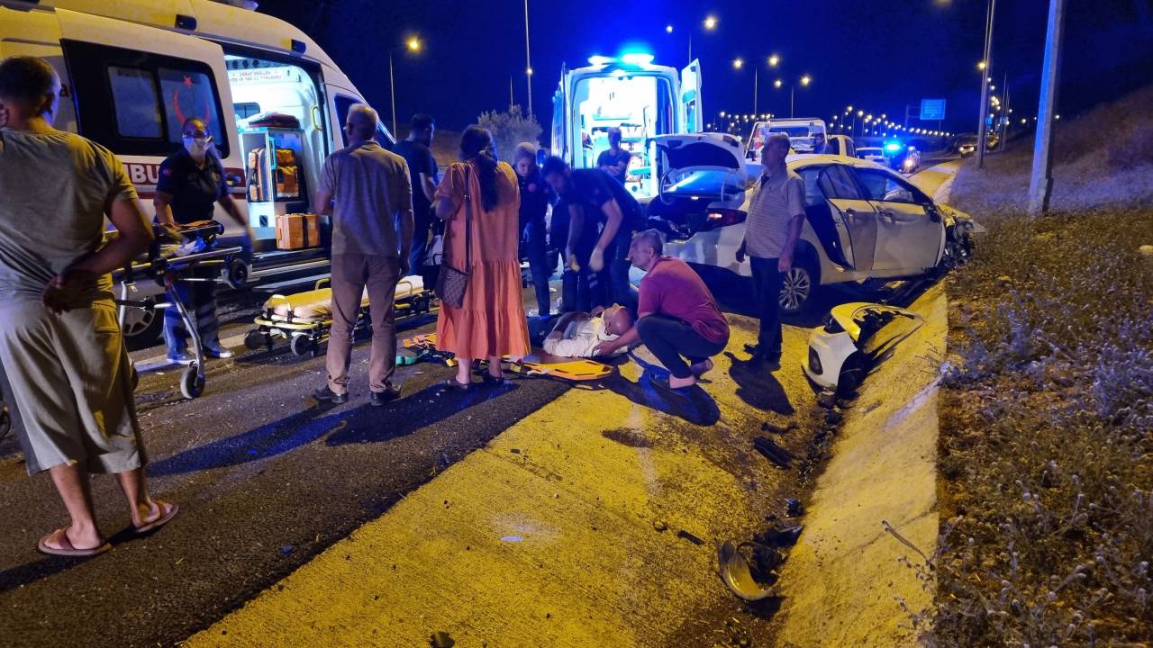 Aydınlatma Direğine Çarpan Otomobil Takla Attı: 4 Yaralı