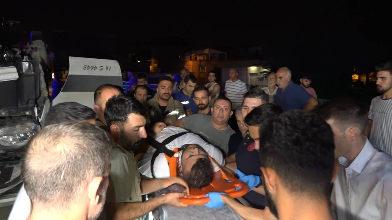 Bursa'da Bariyerlere Çarpan Servis Minibüsü Takla Attı: 1 Yaralı