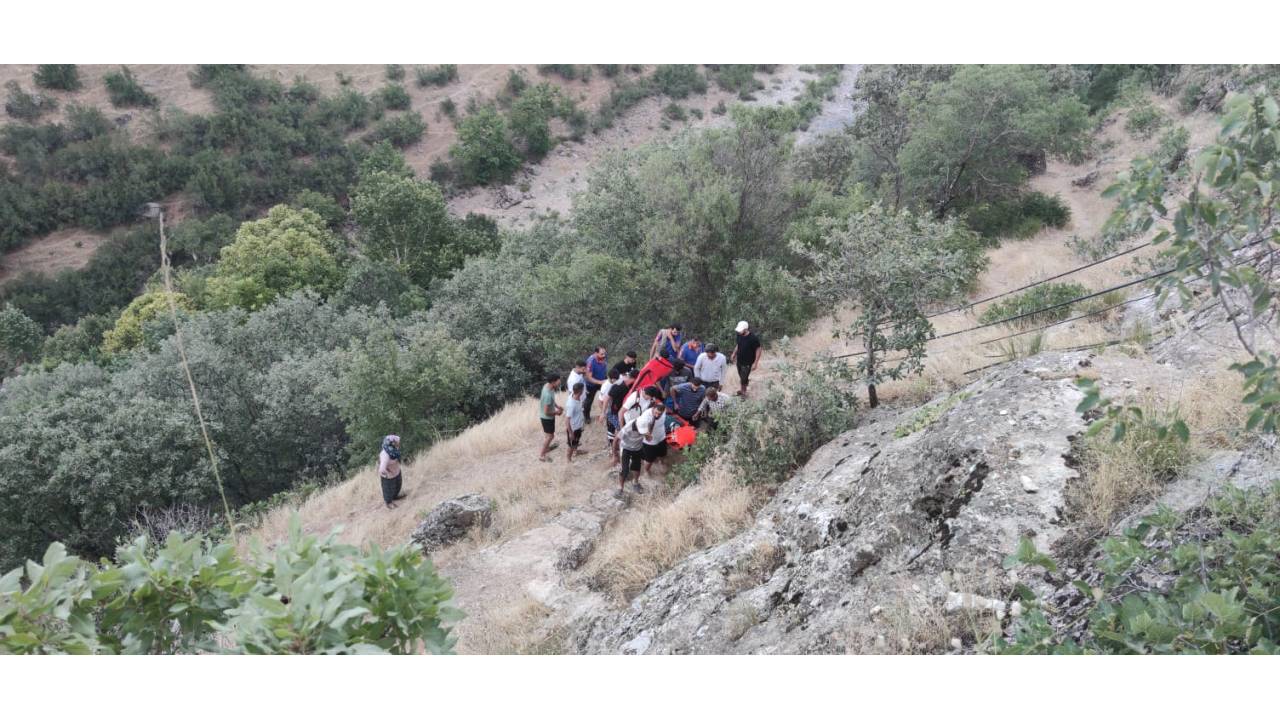 Kayalıktan Düştü, Afad Ekiplerince Yaralı Olarak Kurtarıldı
