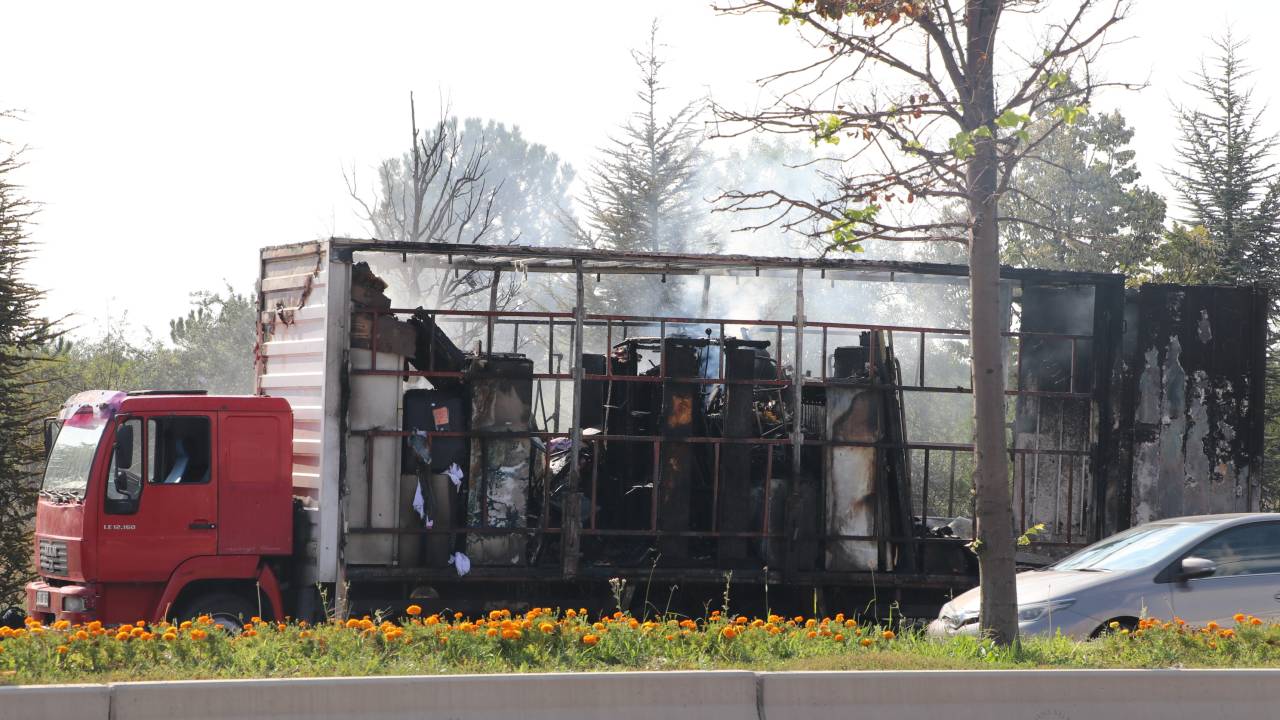 Ankara'da Yanan Kamyonun Kasasındaki Eşyalar Kül Oldu