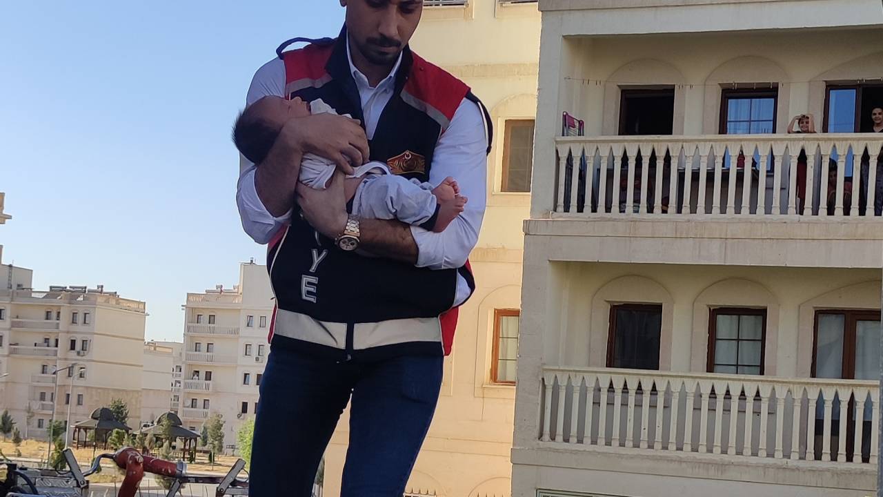 Nusaybin’de 5 Katlı Binada Çıkan Yangında Mahsur Kalan 10 Kişiyi İtfaiye Kurtardı
