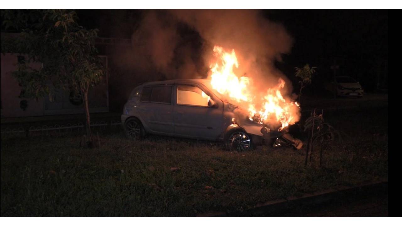 Kaza Sonrası Alev Alan Otomobilin Sürücüsü Son Anda Kurtarıldı