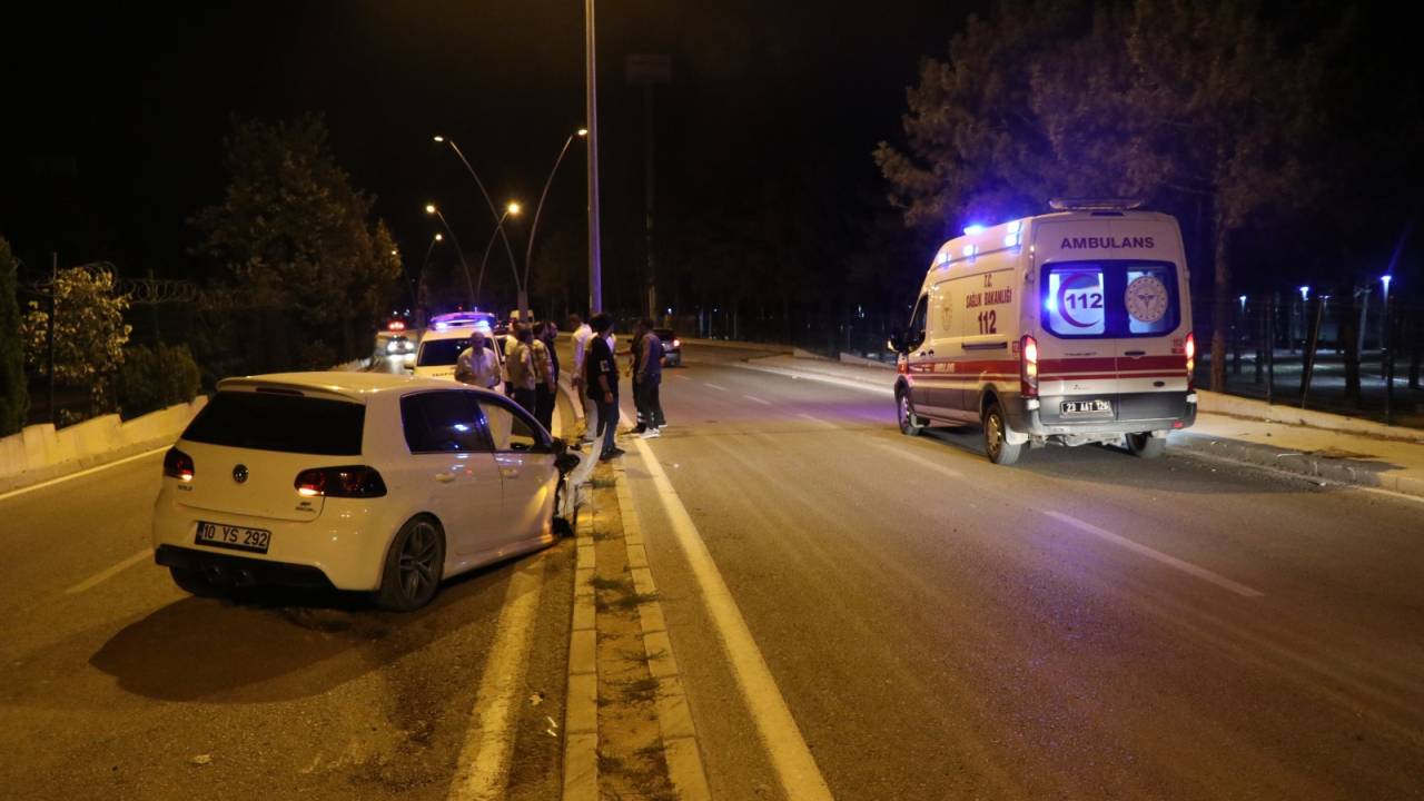 Elazığ'da İki Otomobil Çarpıştı: 3 Yaralı