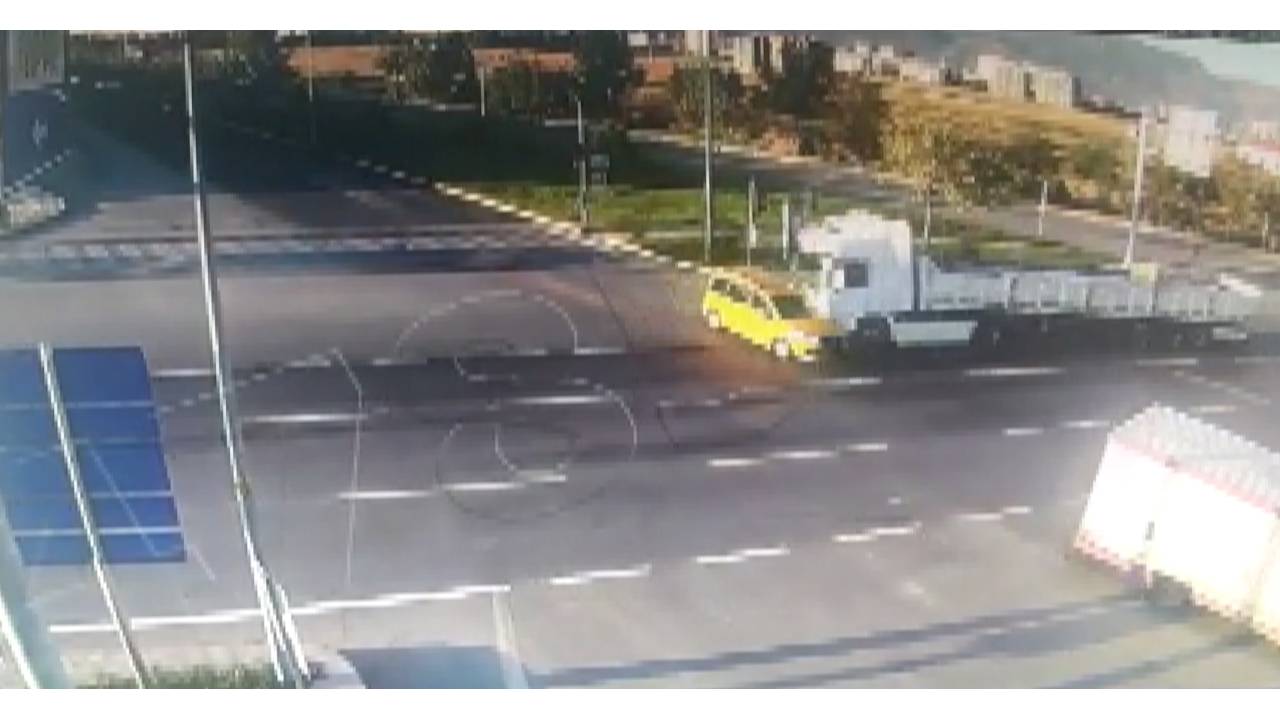 Tır'ın Çarptığı Taksinin Şoförü Ve Yolcusunun Öldüğü Kaza Kamerada