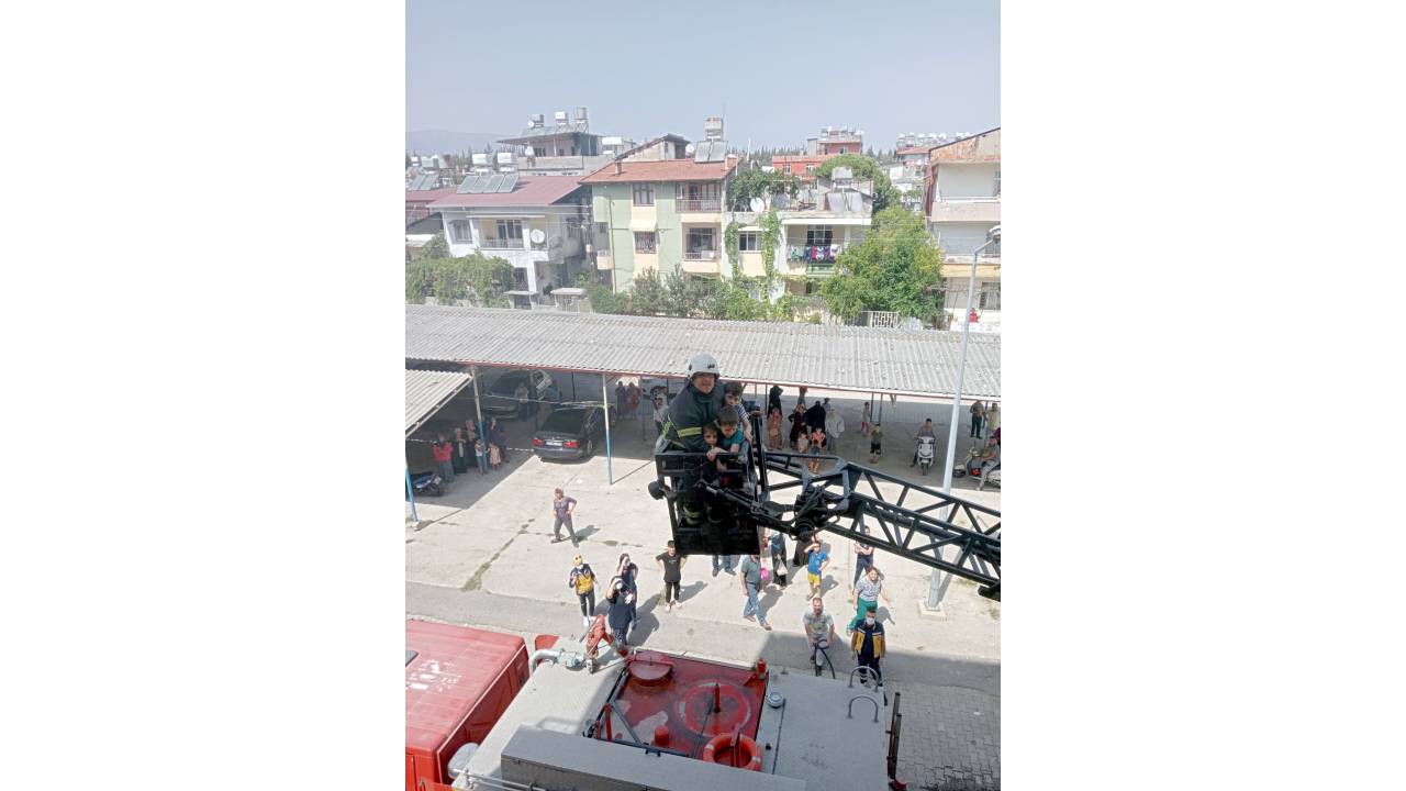 Alevlerin Sardığı Dairede Mahsur Kalan Çocukları İtfaiye Kurtardı