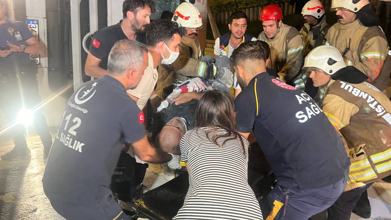 Ataşehir'de Çimento Tankeri İle Panelvan Çarpıştı: 2 Yaralı