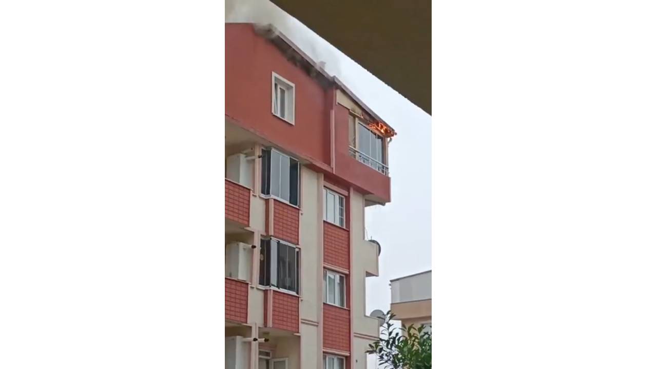 Yıldırım Düşen Apartmanın Çatısı Yandı