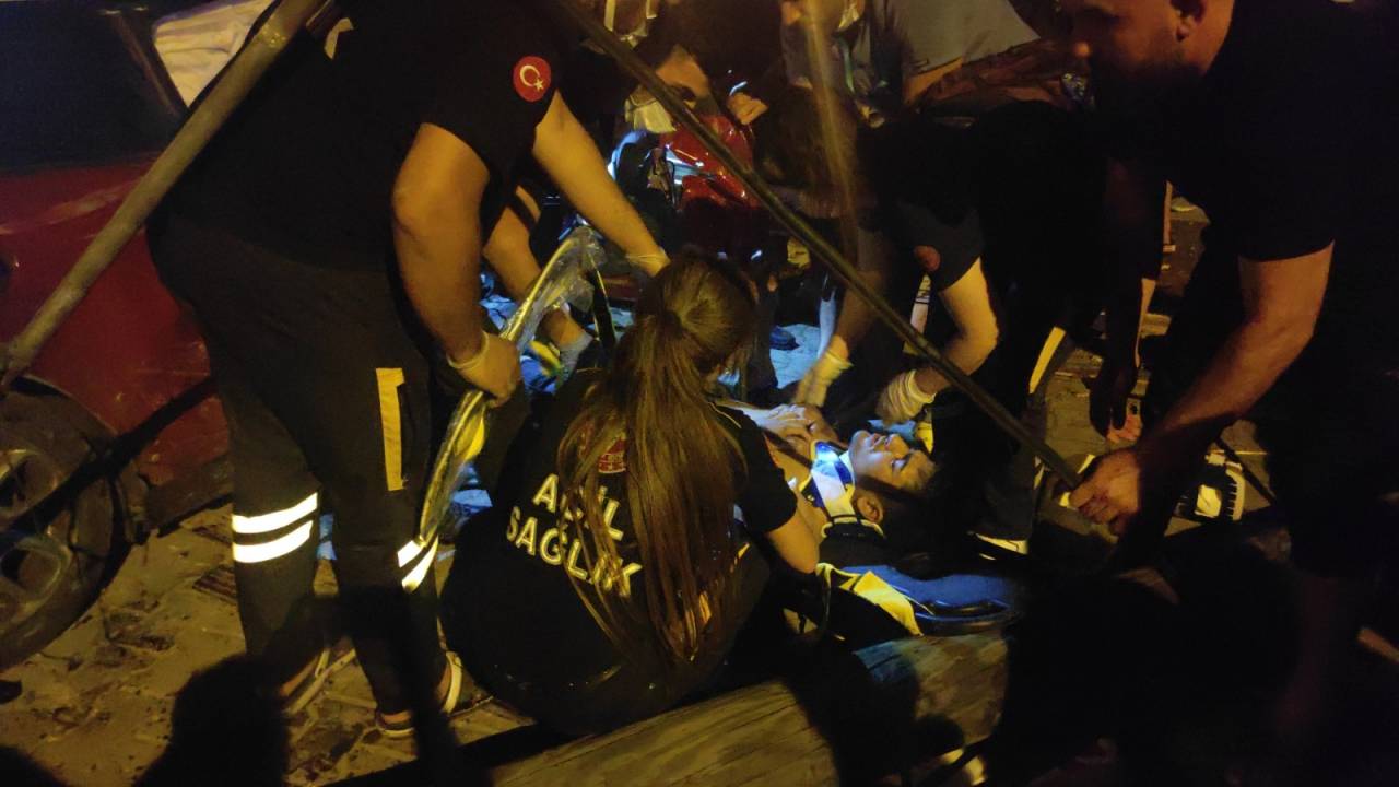 Tır'a Çarpan Otomobil Hurdaya Döndü: 3 Yaralı