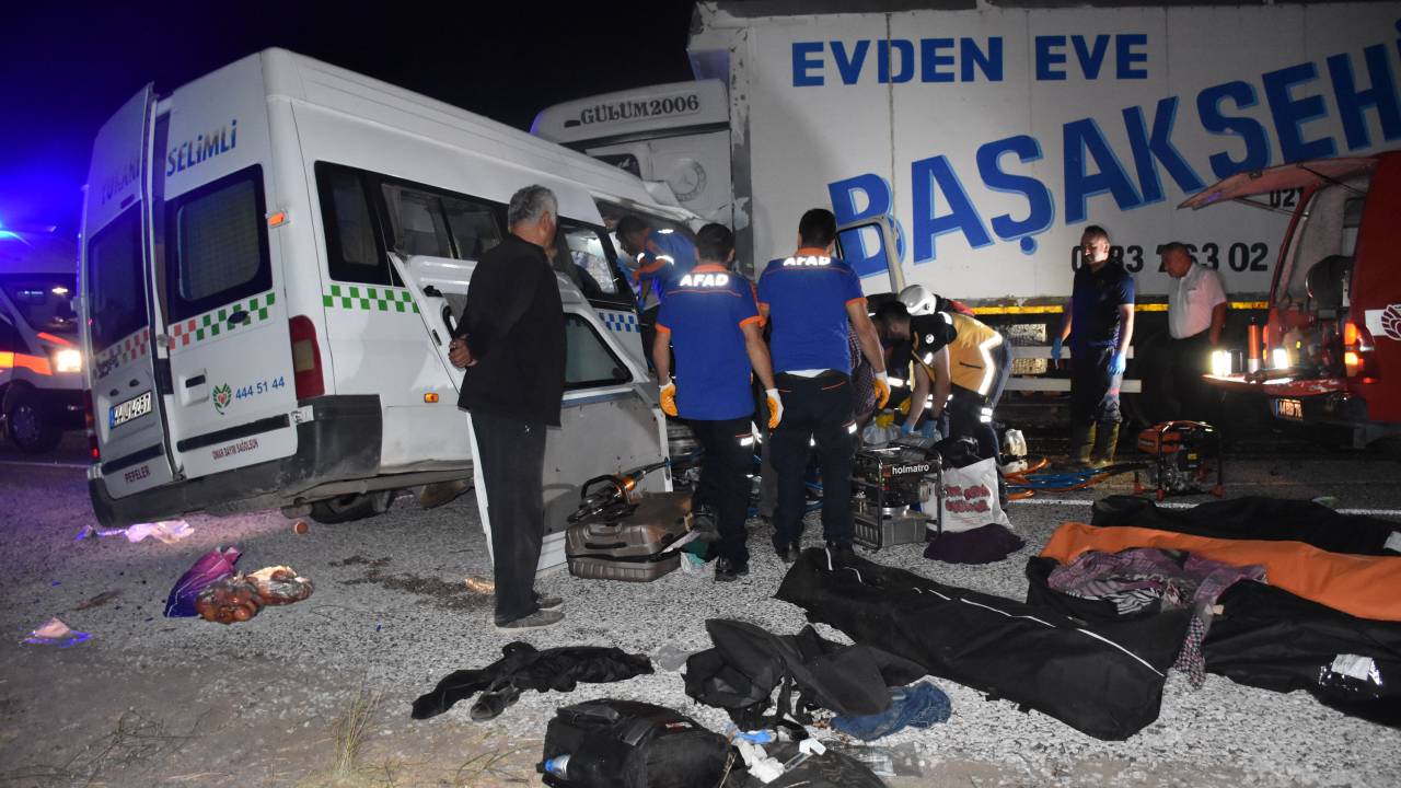 Düğünden Dönenleri Taşıyan Minibüs İle Kamyon Çarpıştı; 7 Ölü, 5'i Ağır, 9 Yaralı- Yeniden