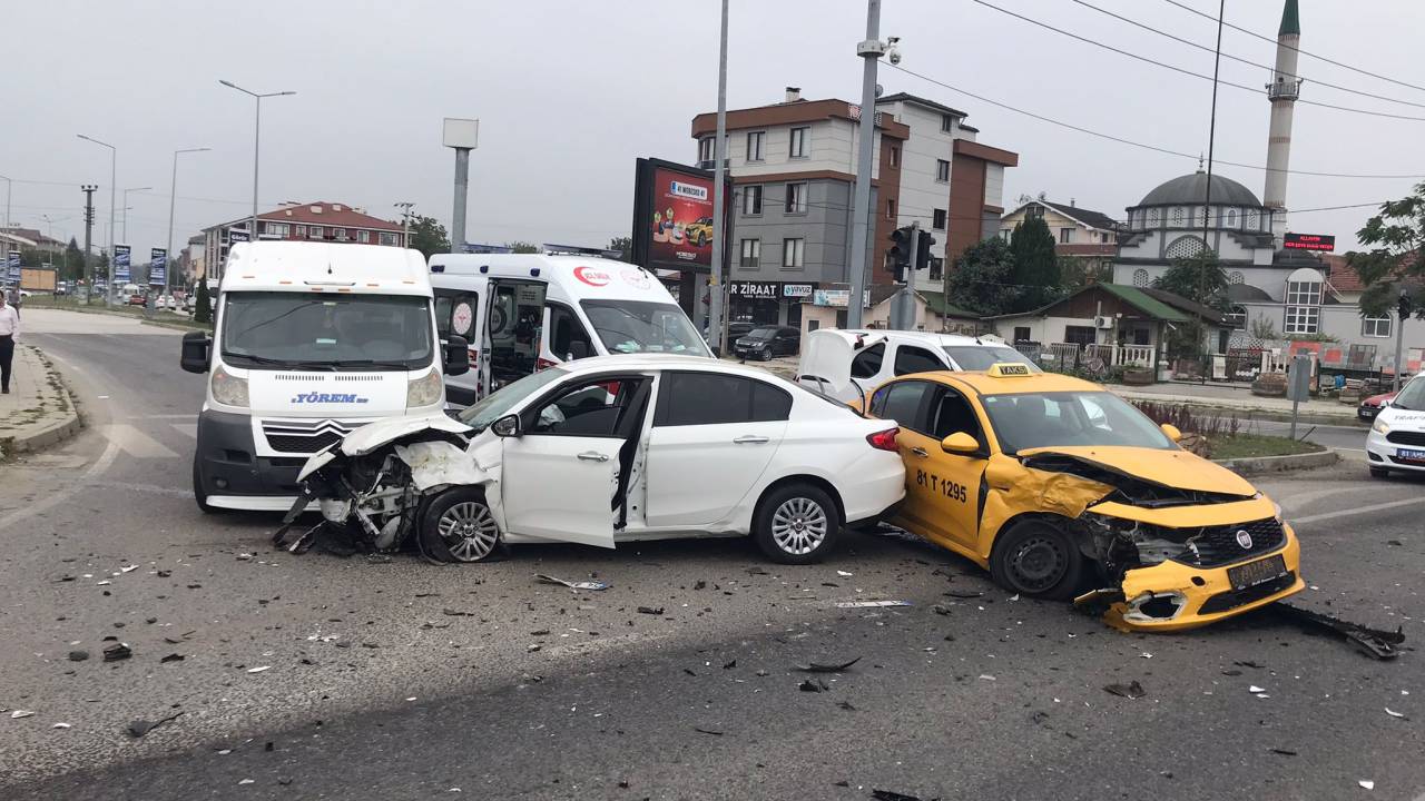 Kırmızı Işıkta Geçen Otomobil, Taksi Ve Minibüse Çarptı: 2 Yaralı